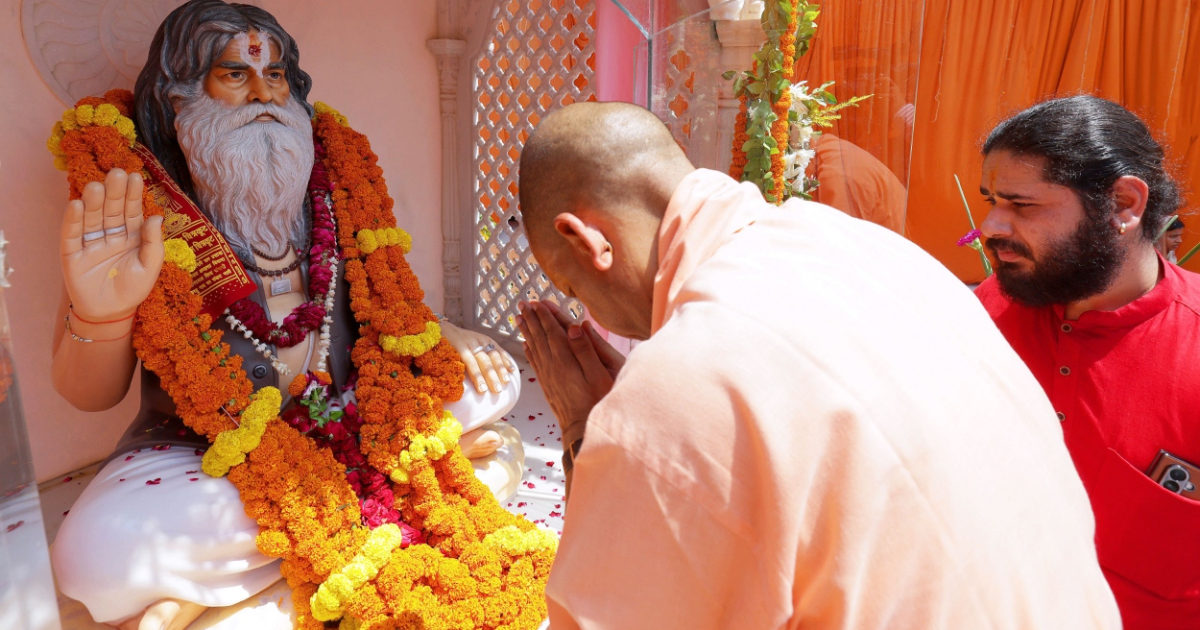 अयोध्या पहुंचे सीएम योगी ब्रह्मलीन महंत परमहंस रामचंद्र दास महाराज की 23वीं पुण्यतिथि पर दी श्रद्धांजलि