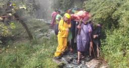 चमोली में रुद्रनाथ ट्रैक पर हादसा, 150 मीटर गहरी खाई से SDRF ने ट्रैकर को सुरक्षित निकाला