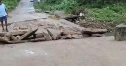 उमरिया में तेज बारिश का असर, उमड़ार नदी में बहा पुलिया का स्लैब; नैगवा टोला मार्ग बंद