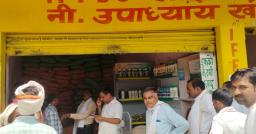 किसान बनकर खाद दुकान पहुंचे तहसीलदार, गड़बड़ी मिलने पर दुकान सील
