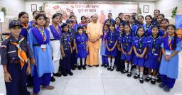रक्षाबंधन पर सीएम योगी की कलाई पर सजी राखी, बेटियों संग मनाया ‘स्नेह बंधन’ कार्यक्रम
