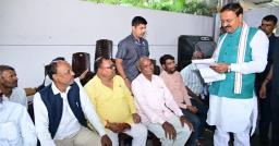 जनता दर्शन में मिले आवेदनों पर एक्शन के निर्देश, पात्रों को योजनाओं का लाभ दिलाएं अधिकारी: केशव मौर्य