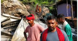 श्रृंगीऋषि धाम में असामाजिक तत्वों का तांडव, कई दुकानों में लगाई आग