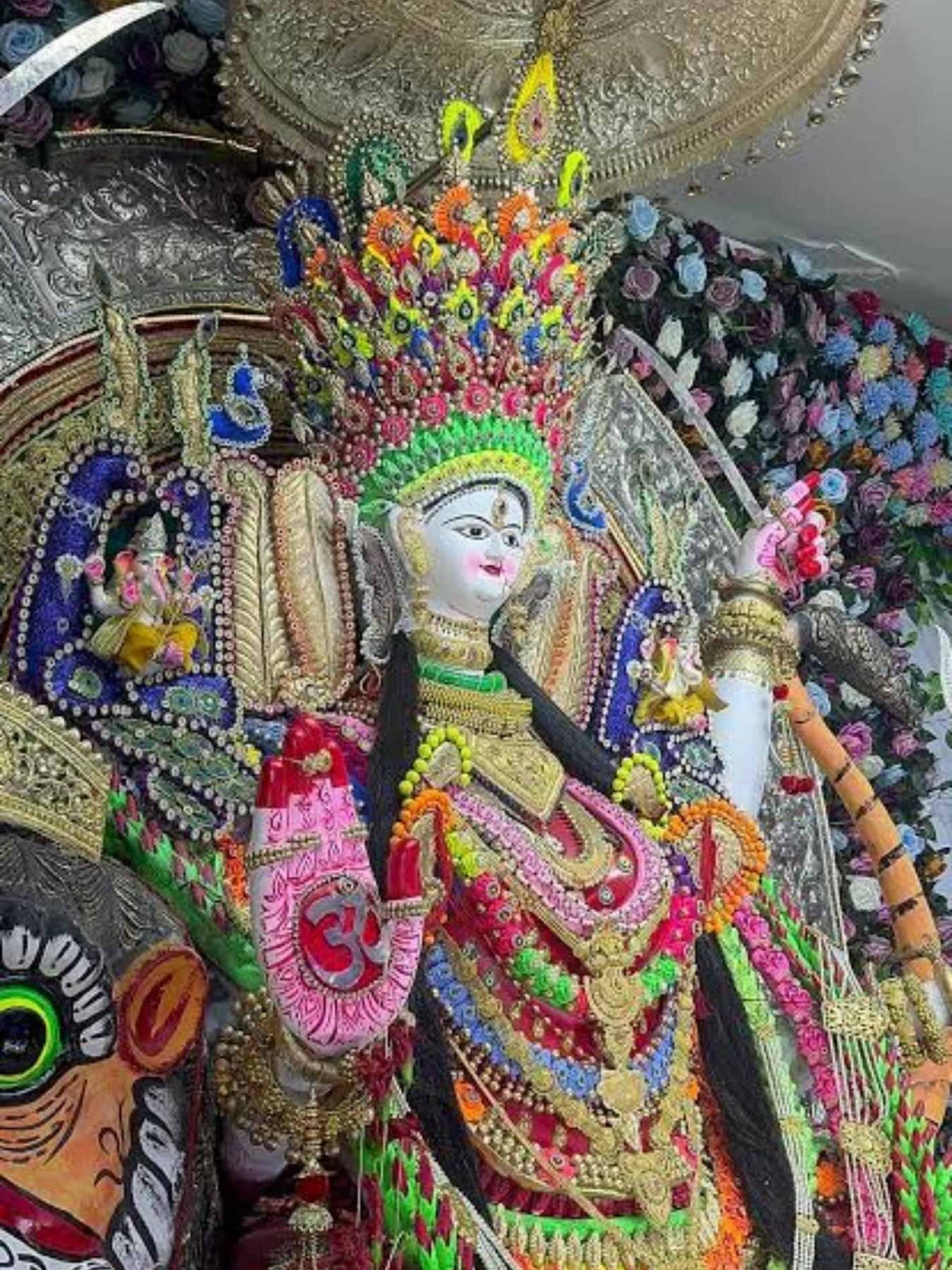 देशभर मे सजा माँ दुर्गा का दिव्य और अलौकिक दरबार
